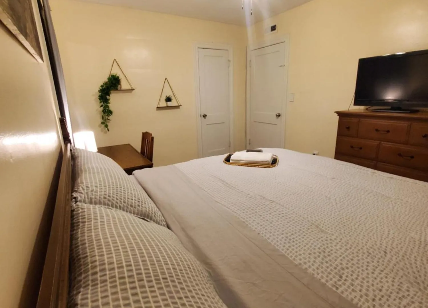 Central Louisville Gem King Size Bed 0*,
